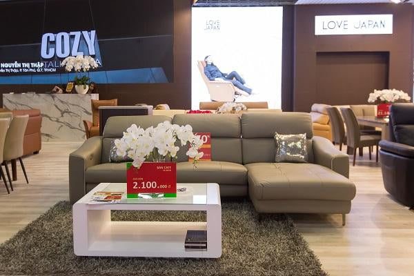 Nên trang trí phòng khách bằng ghế sofa da hay ghế gỗ