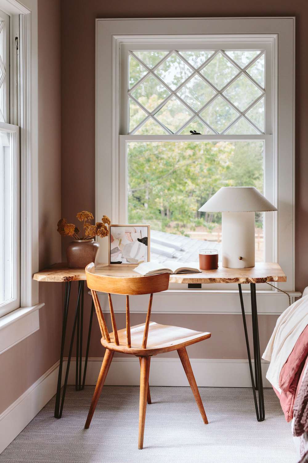 5 Ý Tưởng Trang Trí Bộ Bàn Ghế Phòng Ngủ Nhỏ Giúp Căn Phòng “Có Gu” Hơn