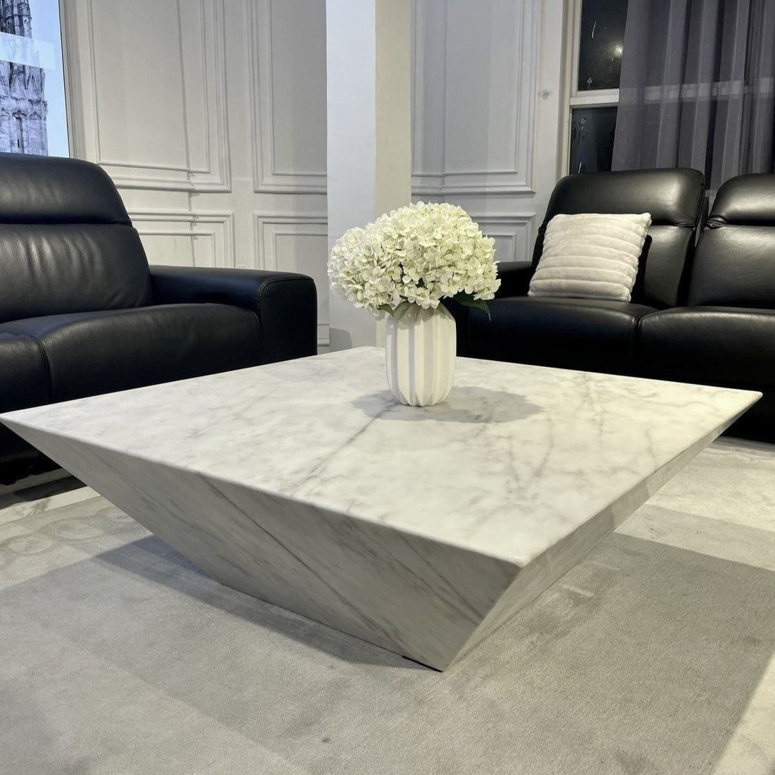 Tạo Điểm Nhấn Với Bàn Trà Mặt Đá Trong Không Gian Phòng Khách